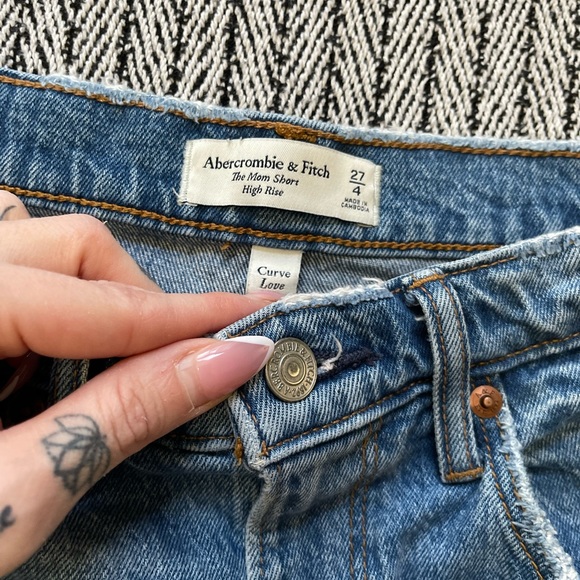 Abercrombie Curve Love | High Rise Mom Short - Picture 2 of 4